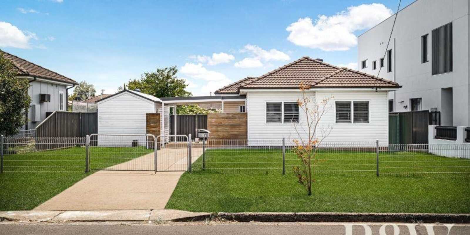 16 Dan Crescent Colyton