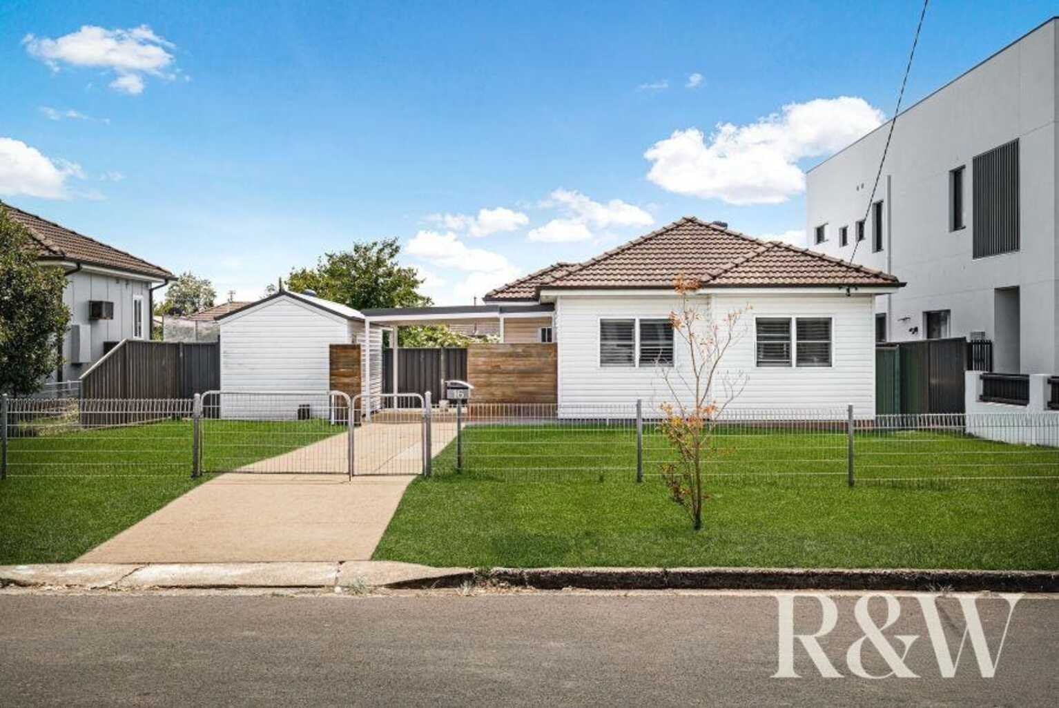 16 Dan Crescent Colyton