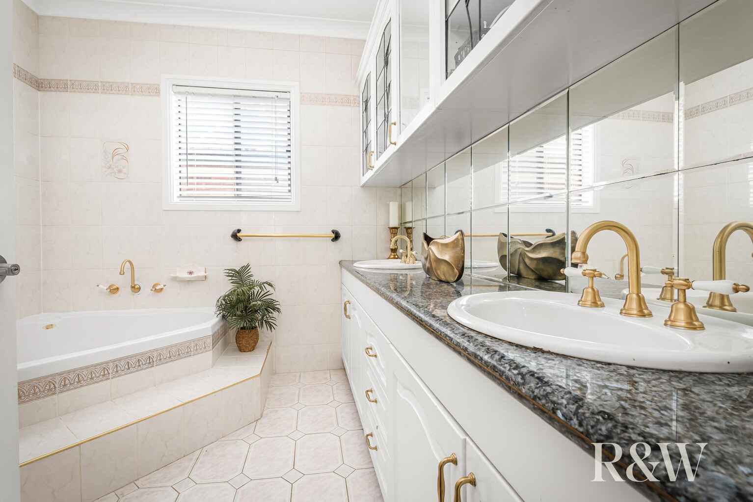 4 Nalong Street St Clair